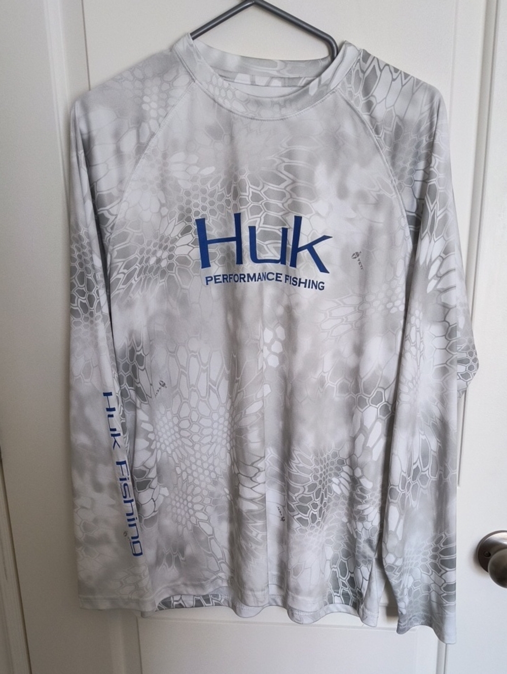 Huk Yeti lightweight fishing shirt with YETI Logos, size S